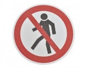Противоскользящий знак «Пешеходам запрещено».