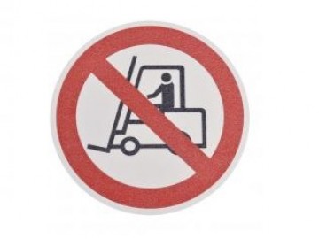 Противоскользящий знак «Запрещается движение средств напольного транспорта».