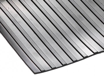 Резиновое противоскользящее покрытие в рулонах «Полосы» ширина 1,2 м.