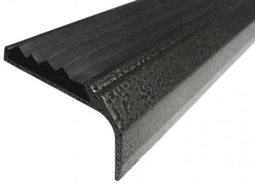 Алюминиевый накладной угол-порог 42/7/23. Серебряное покрытие с резиновой вставкой и технологическими отверстиями под крепёж.