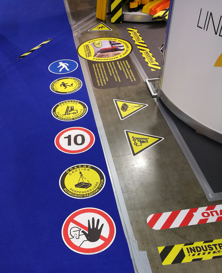 Напольные знаки безопастности у стенда Line-Safety на выставке CeMAt 2017 Russia