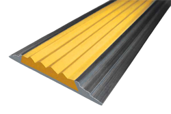 Алюминиевая противоскользящая полоса с цветной желтой резиновой вставкой.