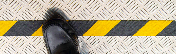 Противоскользящая абразивная лента сигнальная желто-черная для рифленых поверхностей.